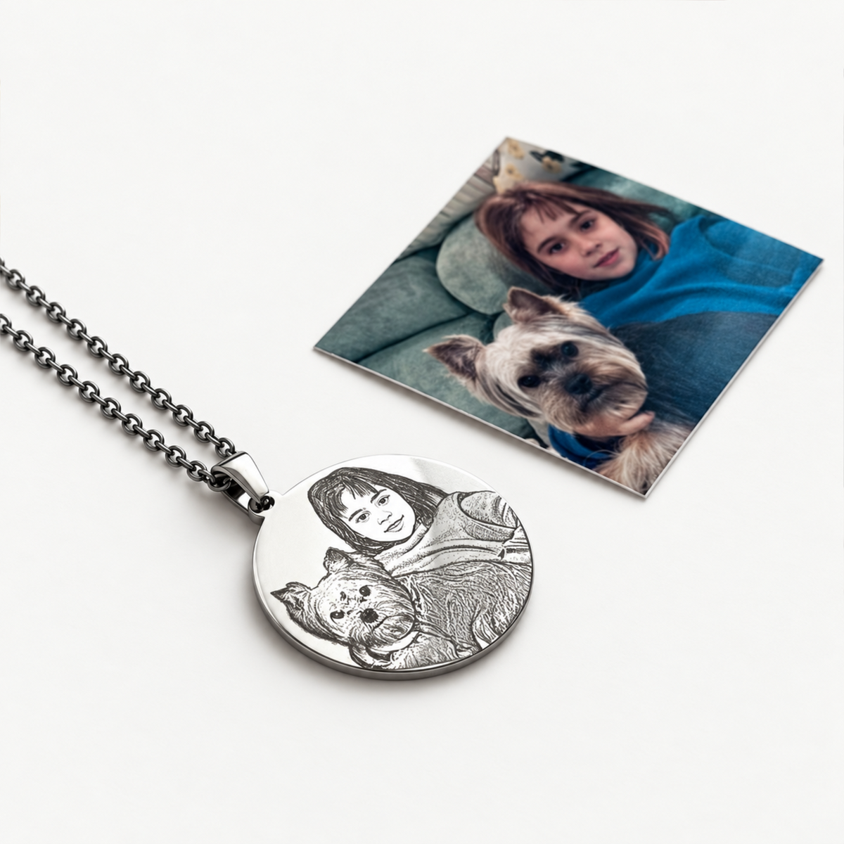 Necklace with round pendant