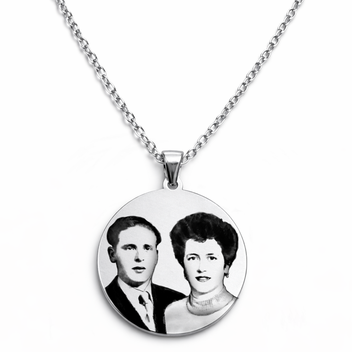 Necklace with round pendant